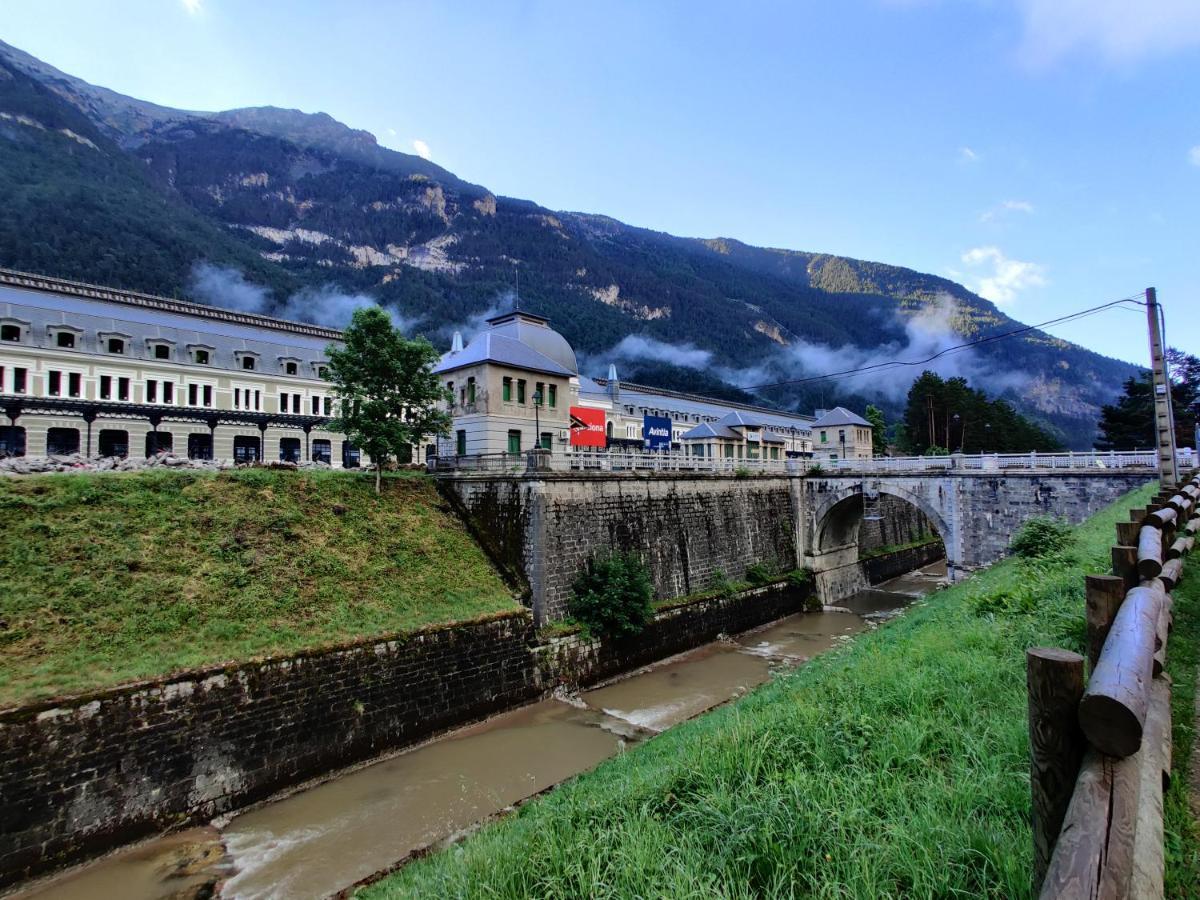 Apartament "Leo Pixel" Avairent Canfranc Estacion Zewnętrze zdjęcie