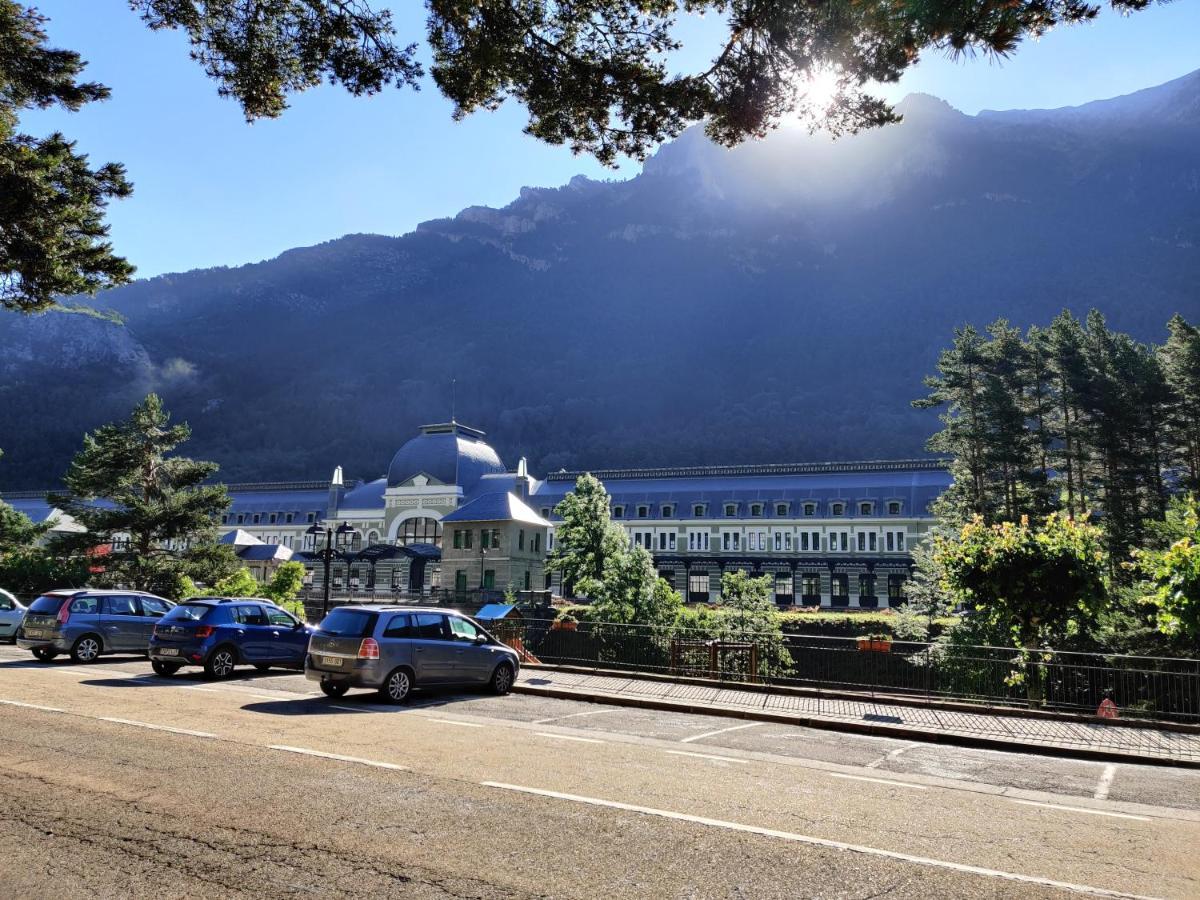 Apartament "Leo Pixel" Avairent Canfranc Estacion Zewnętrze zdjęcie